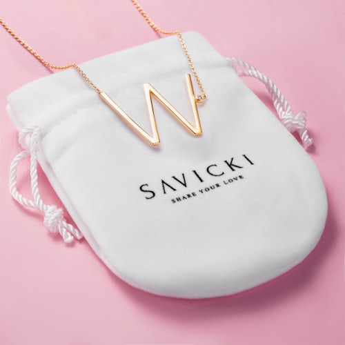 Naszyjnik celebrytka litera W Savicki: srebrny pozłacany, biały szafir